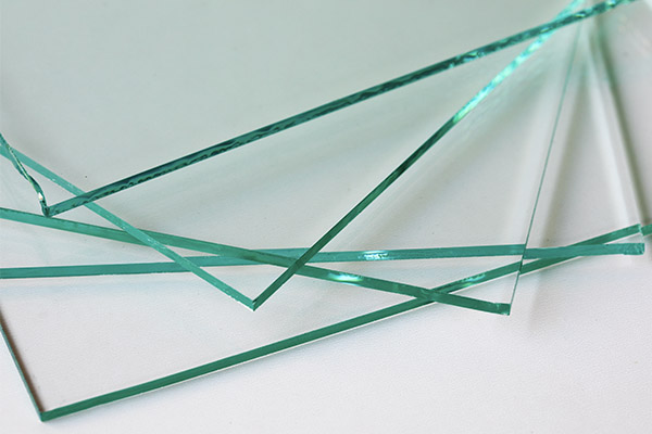 ansicht-einiger-glasscheiben-uebereinander-gelegt