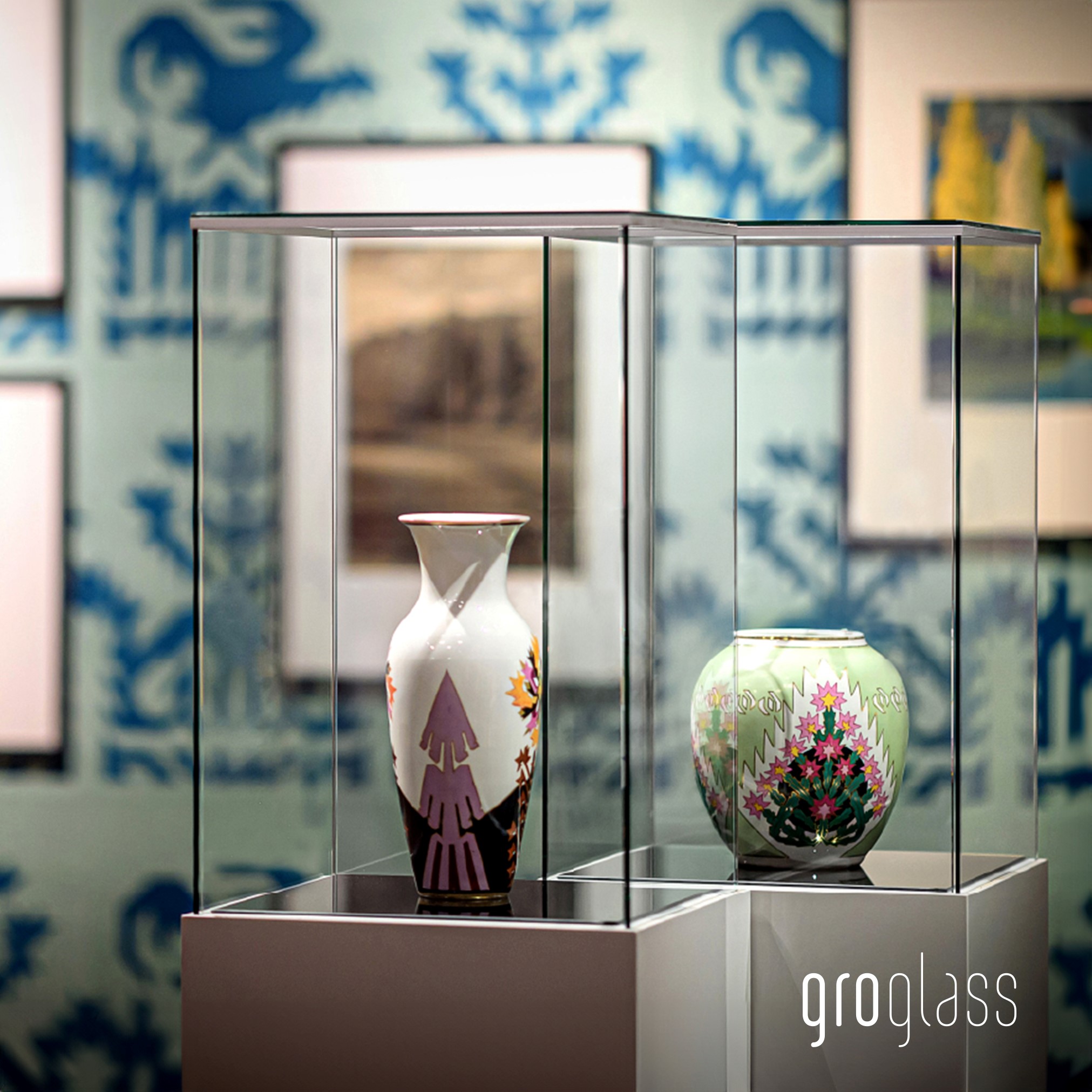 glasvitrine-mit-vasen-in-einer-ausstellung