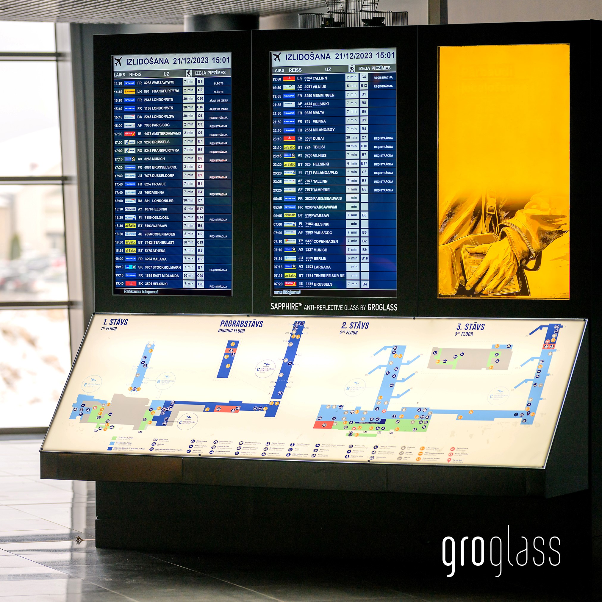 monitor-mit-lageplan-an-einem-flughafen