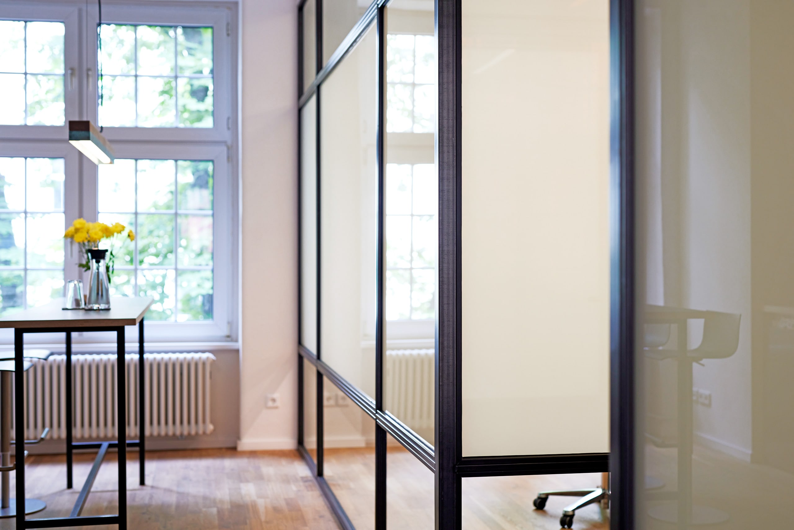 raum-mit-glasabtrennung-schaltbares-glas-teilweise-nicht-transparent