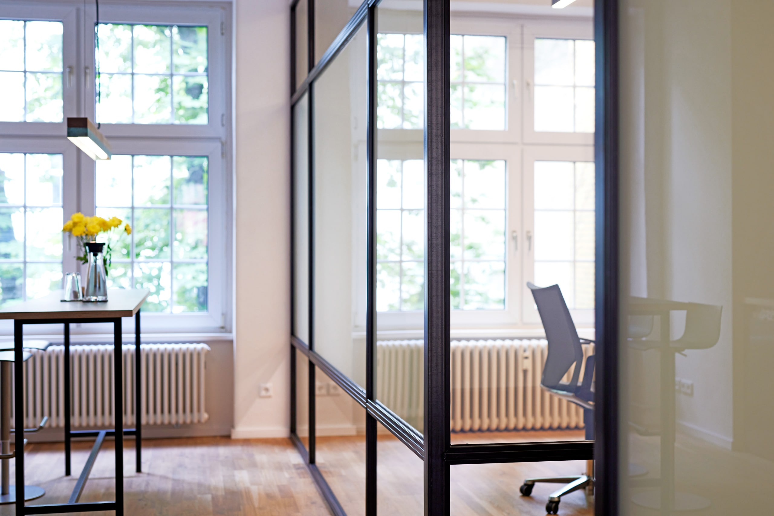 raum-mit-glasabtrennungschaltbares-glas-