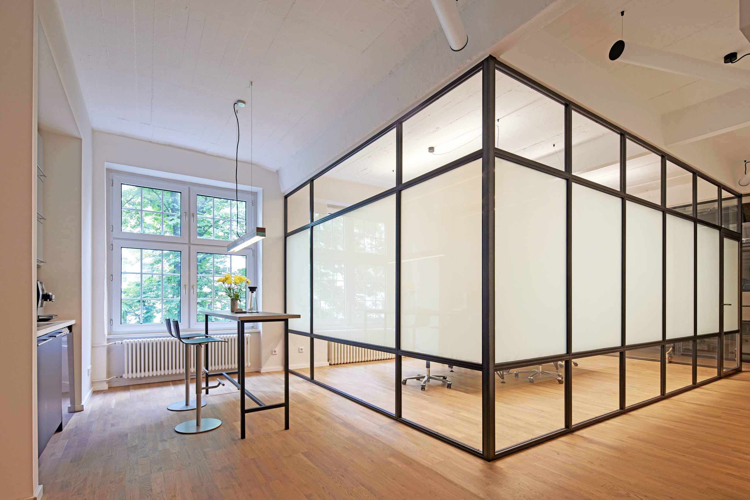 raum-mit-glasabtrennung-schaltbares-glas-teilweise-nicht-transparent