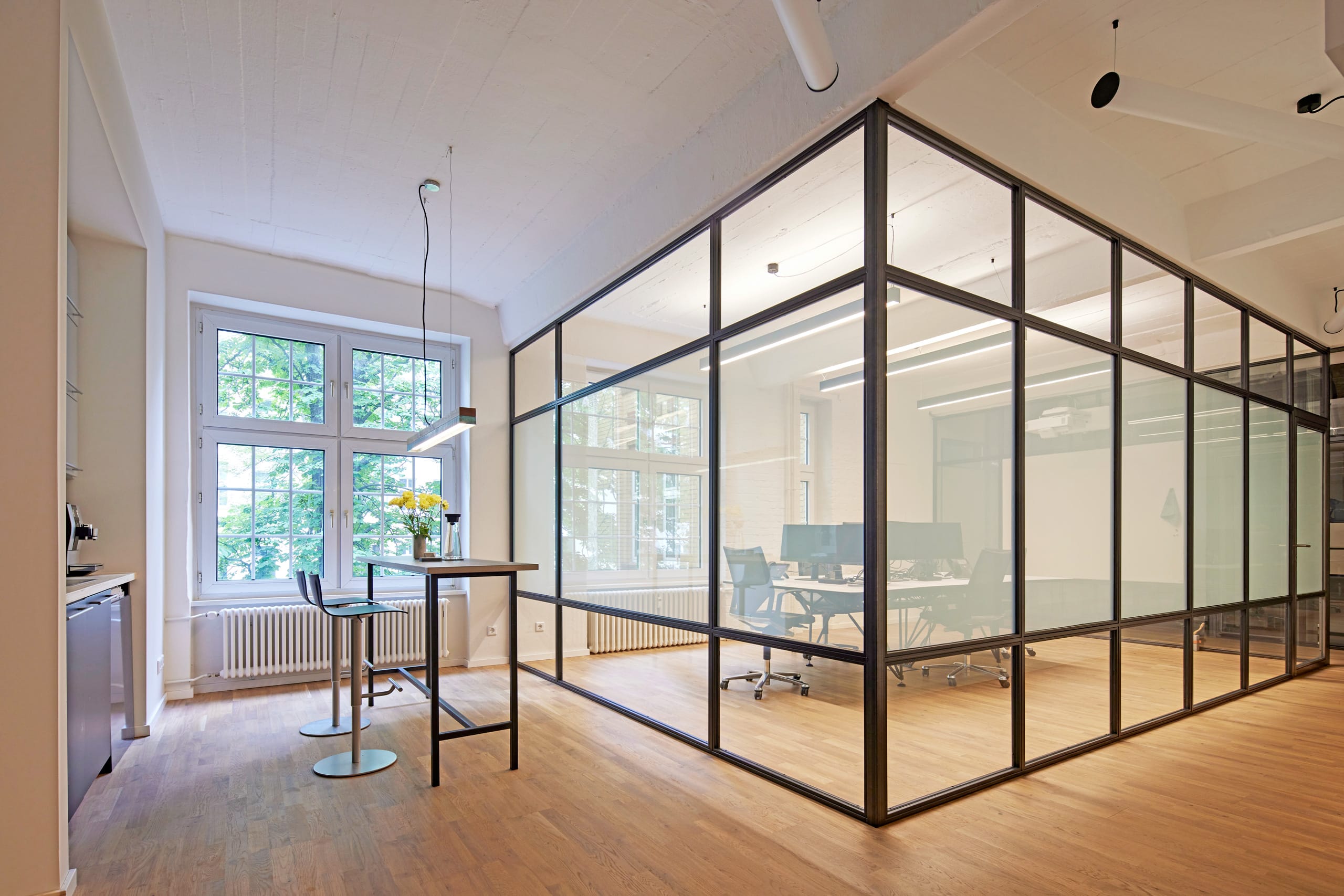 raum-mit-glasabtrennung-schaltbares-glas-