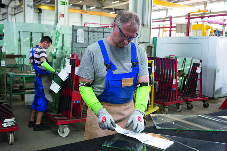 BarteltGLASBerlin Ausbildung Fachlagerist & Fachkraft für Lagerlogistik (m/w/d) Blick in eine Lagerhalle wo man Fachlageristen bei der arbeit sieht