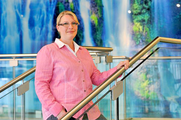 Julia_Geburzi-Horn_BarteltGlasBerlin portrait-geschaeftsleiter-barteltglasberlin-Julia_Geburzi-Horn