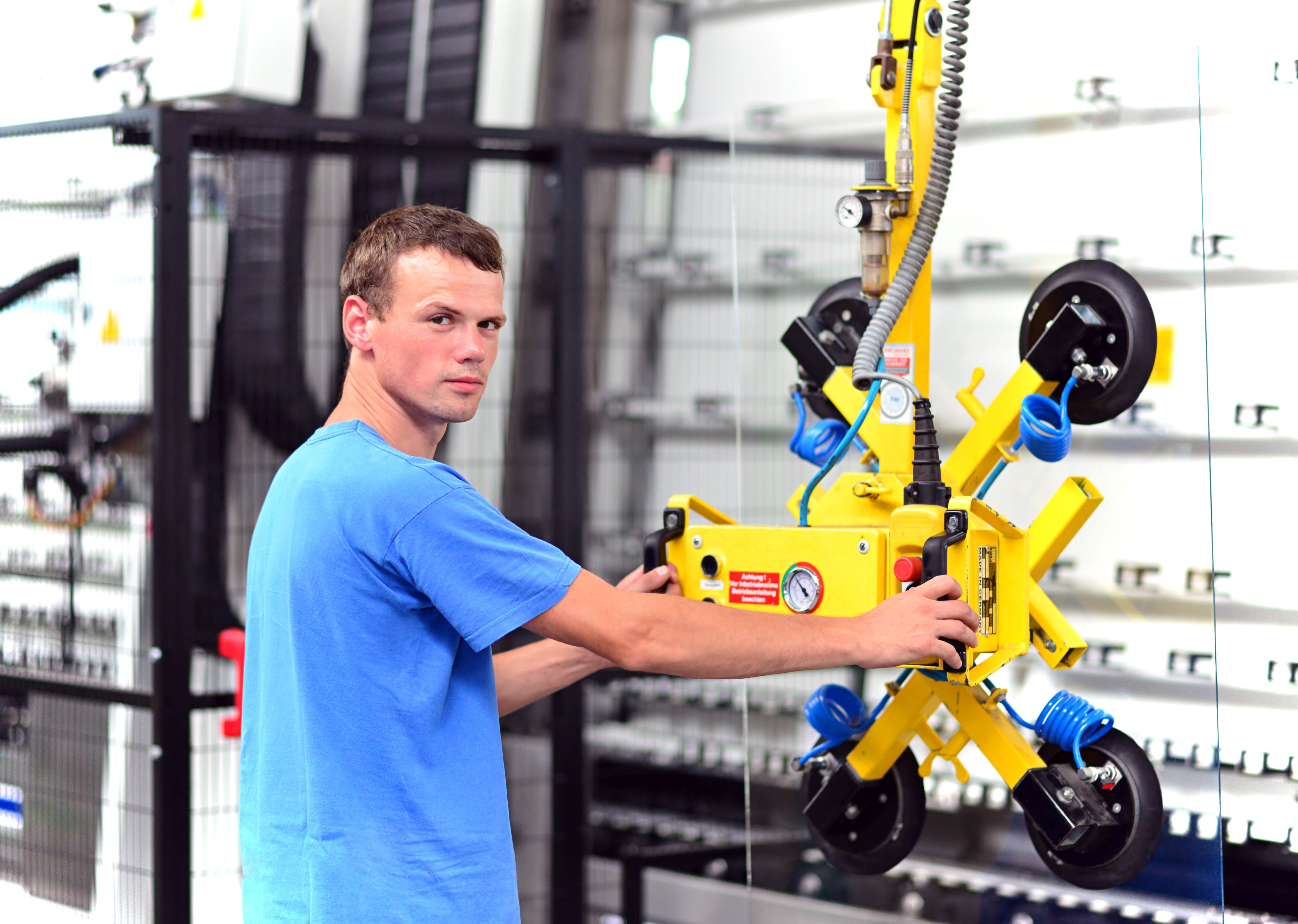 Flachglastechnologe-steht-an-einer-maschine