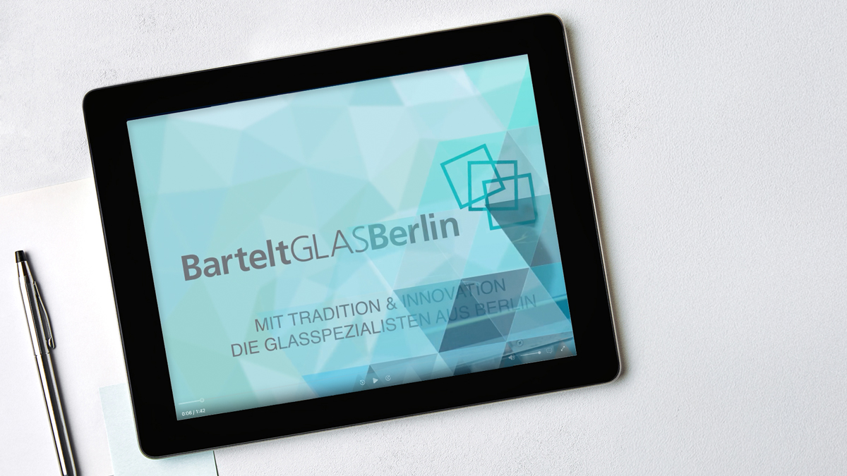 tablet-liegt-auf-ablage-und-zeigt-unternehmensvideo