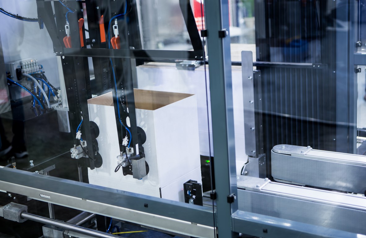 maschinenschutzglas-eine-maschine-arbeitet-hinter-glas