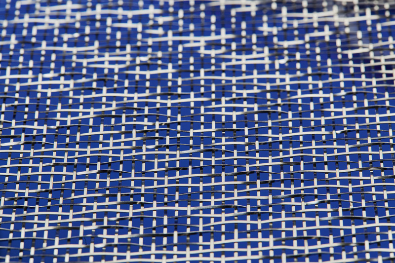 detailansicht-eines-metallgewebes-silberfarben