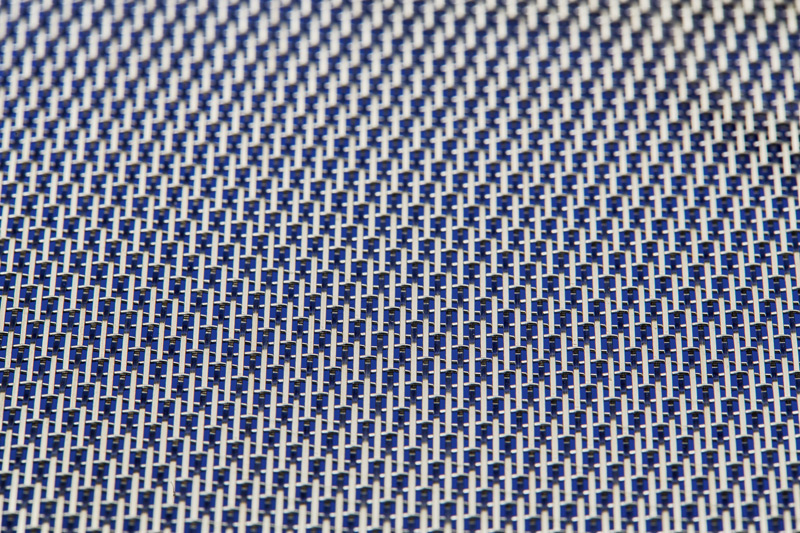 detailansicht-eines-metallgewebes-silberfarben
