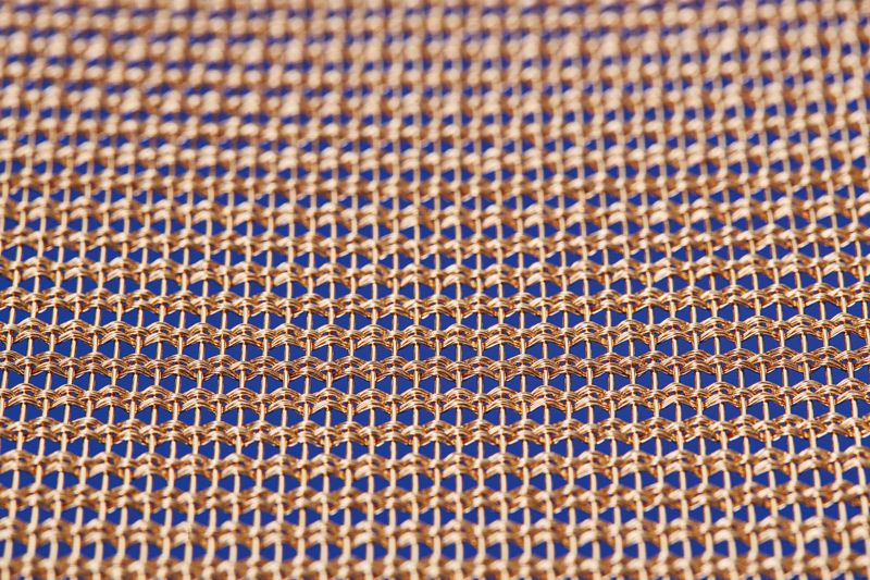 detailansicht-eines-metallgewebes-bronzefarben