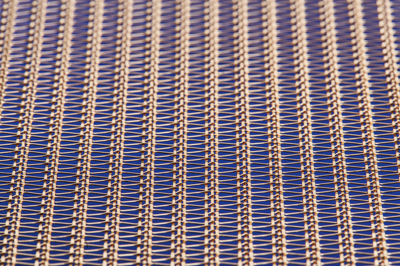 detailansicht-eines-metallgewebes-bronzefarben