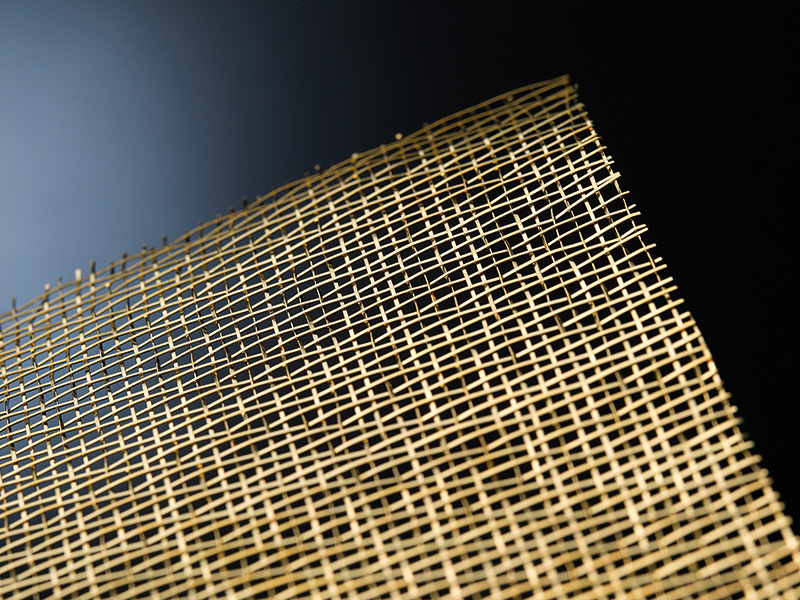 detailansicht-eines-metallgewebes-goldfarben