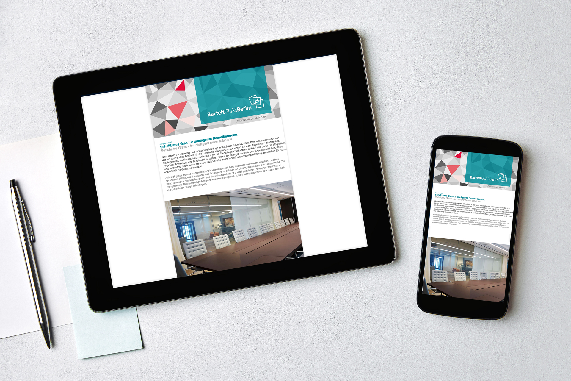 ein-tablet-und-ein-handy-liegen-auf-einem-tisch-mit-einem-newsletter-als-bildschirm-ansicht