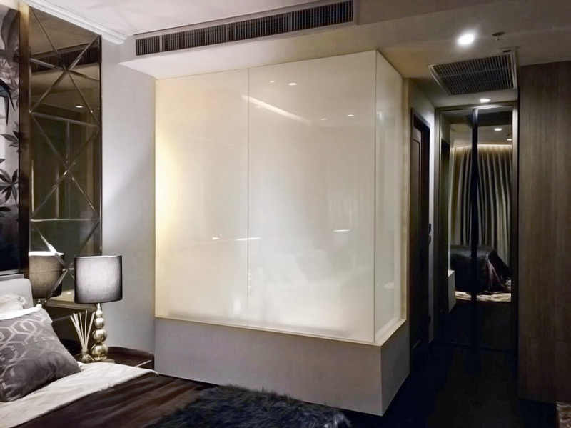 raumansicht-mit-badezimmer-einbau-abtrennung-mit-schaltbares-glas-nicht-transparent