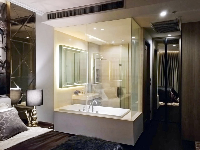 raumansicht-mit-badezimmer-einbau-abtrennung-mit-schaltbares-glas-